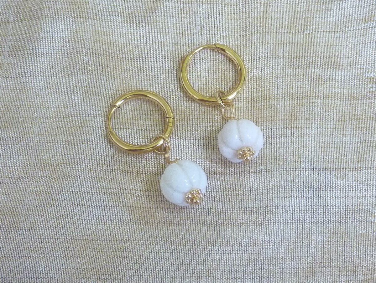 Meetha opale blanche | Boucles créoles à breloques