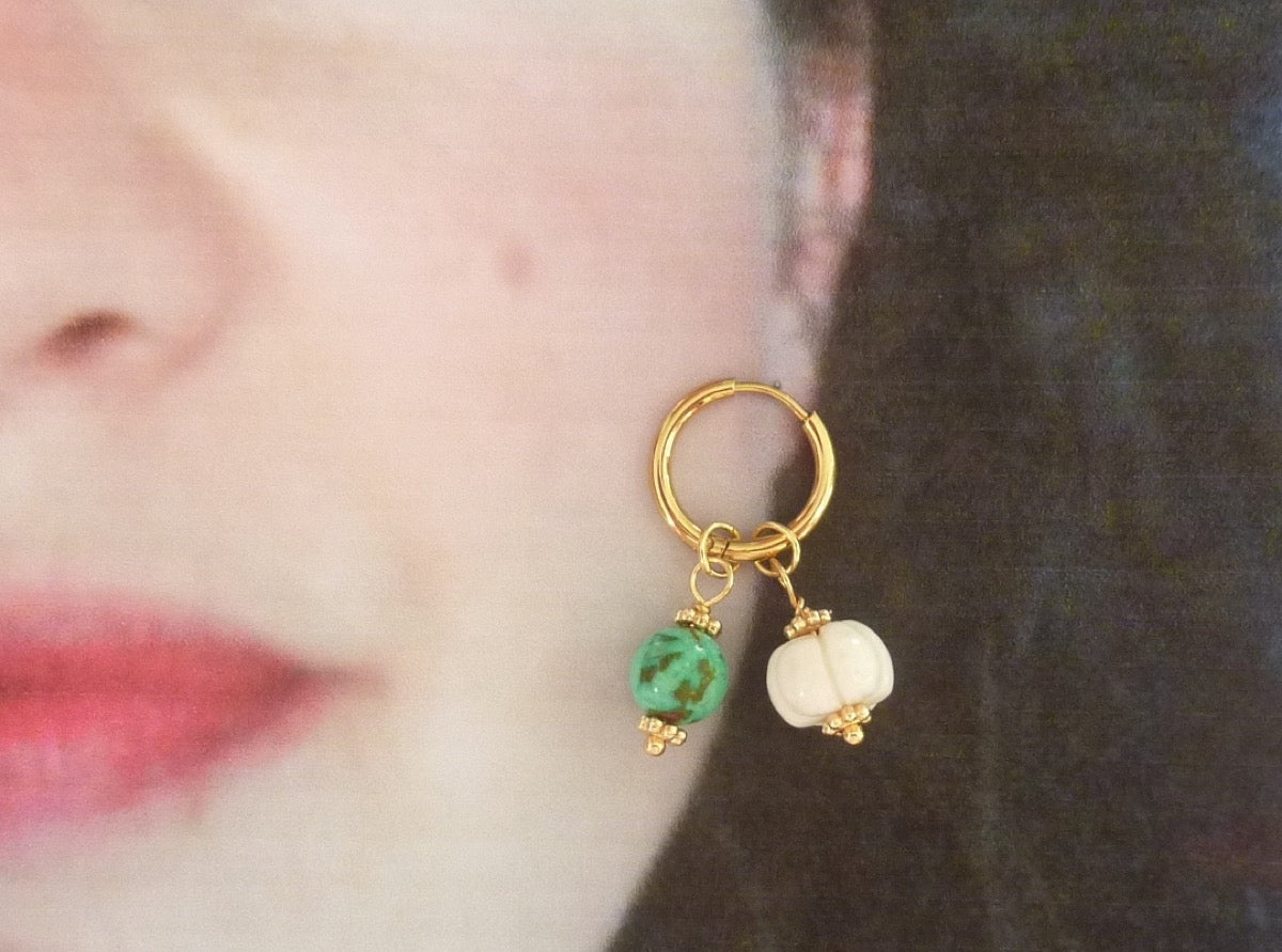 Meetha opale blanche | Boucles créoles à breloques