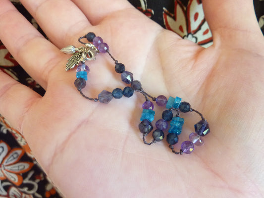 Kaveri | Bracelet fin de pierres nouées apatite bleue améthyste