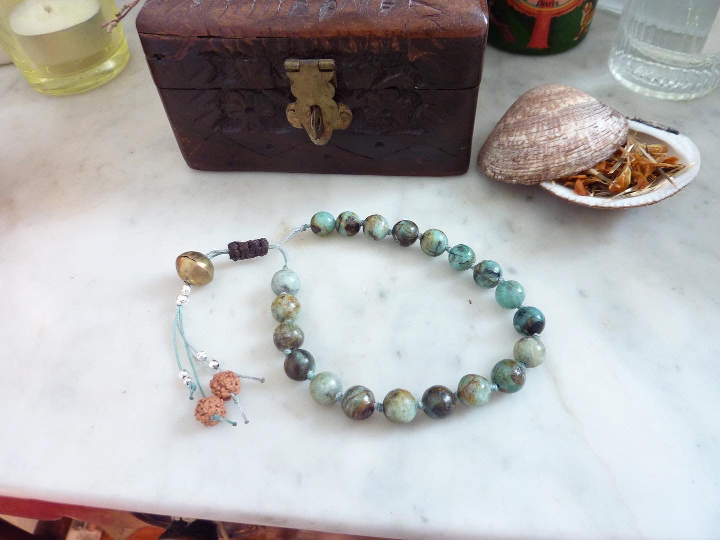Bracelet noué d’opale bleue, perle touareg et perles d’argent