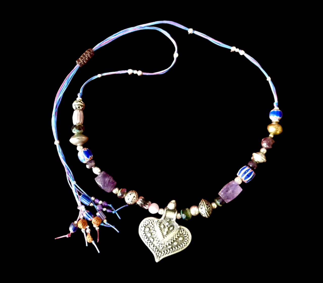 Collier amulette au grand coeur tribal et améthystes