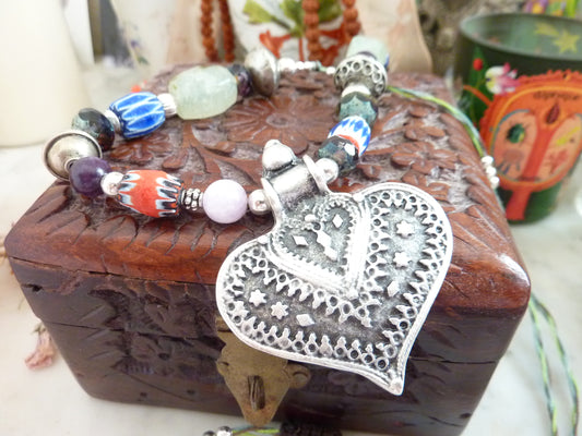 Collier amulette au grand coeur tribal et préhnite