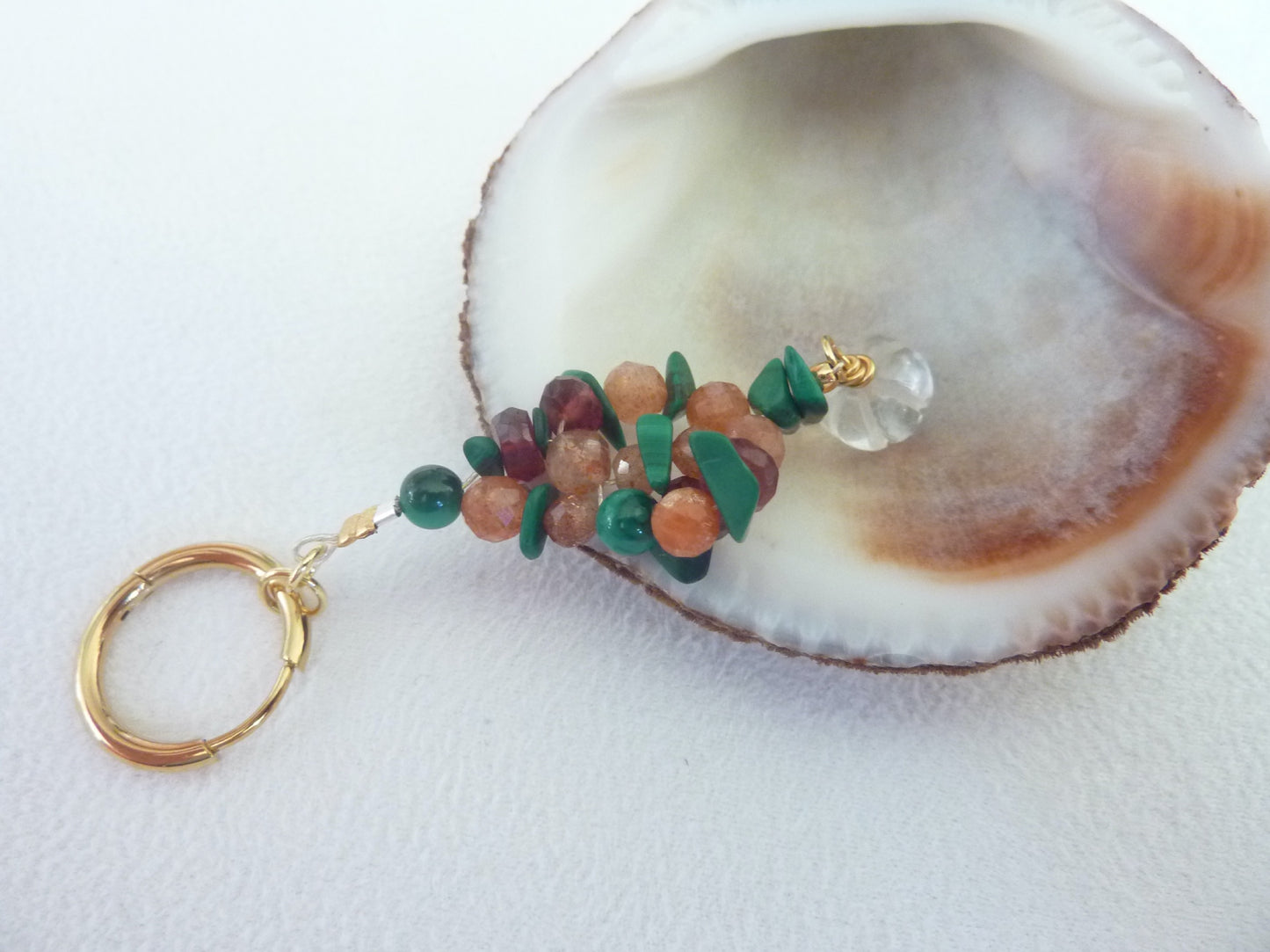 Jardin d'Eden | Boucles d'oreilles de pierres entrelacée malachite, pierre de soleil, grenat