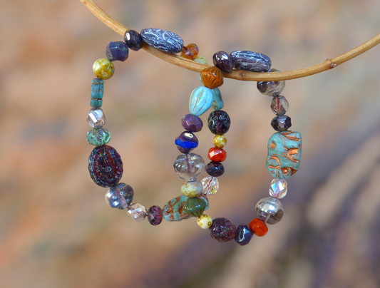 Entre ciel et terre : bracelet vibrant de perles colorées, poignets ornés de fleurs et de lumière