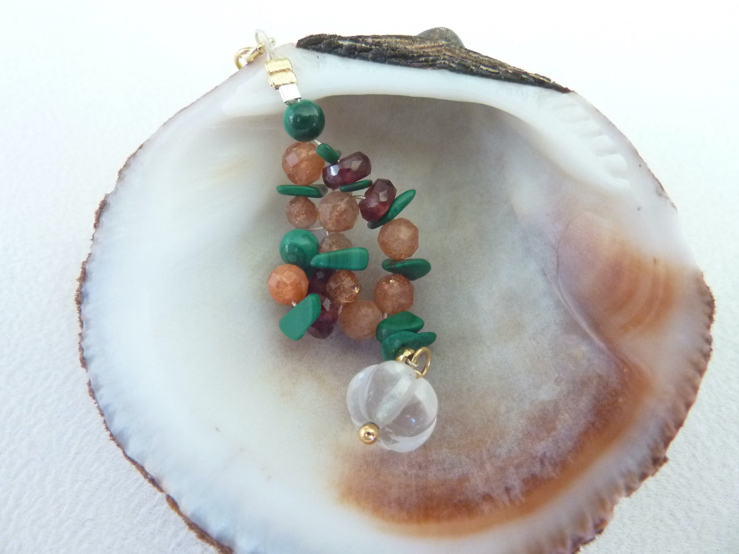 Jardin d'Eden | Boucles d'oreilles de pierres entrelacée malachite, pierre de soleil, grenat