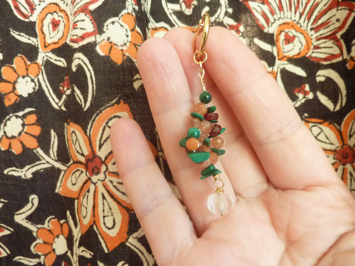 Jardin d'Eden | Boucles d'oreilles de pierres entrelacée malachite, pierre de soleil, grenat