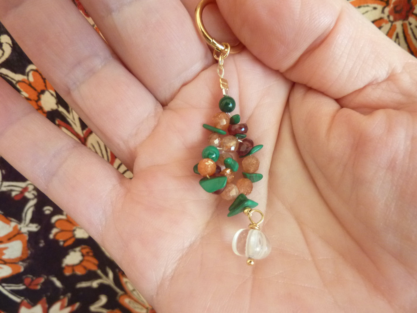 Jardin d'Eden | Boucles d'oreilles de pierres entrelacée malachite, pierre de soleil, grenat