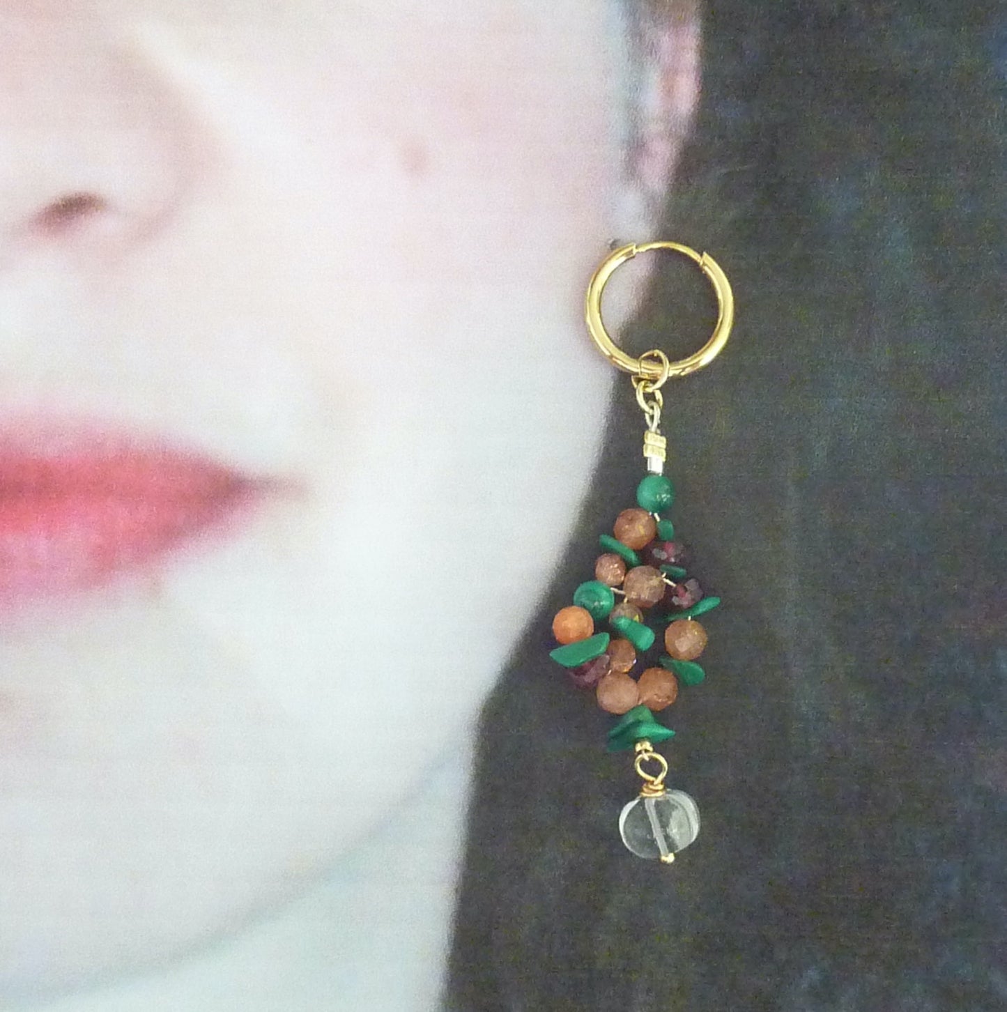 Jardin d'Eden | Boucles d'oreilles de pierres entrelacée malachite, pierre de soleil, grenat