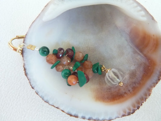 Jardin d'Eden | Boucles d'oreilles de pierres entrelacée malachite, pierre de soleil, grenat