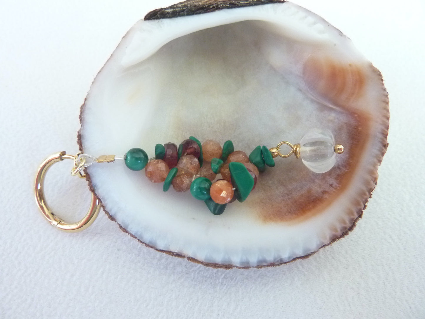 Jardin d'Eden | Boucles d'oreilles de pierres entrelacée malachite, pierre de soleil, grenat