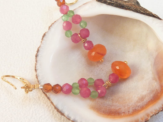 Srinagar | Boucles d'oreilles de pierres entrelacées tourmaline rose, aventurine verte, grenat hessonite