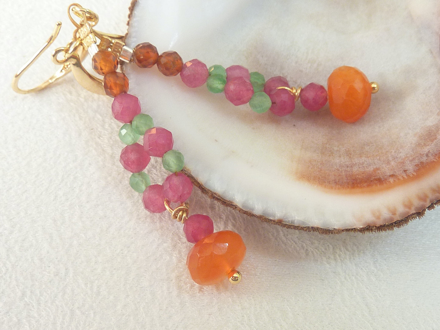 Srinagar | Boucles d'oreilles de pierres entrelacées tourmaline rose, aventurine verte, grenat hessonite