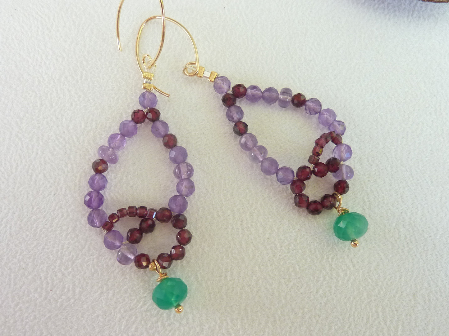 Hermione | Boucles d'oreilles de pierres entrelacées améthyste grenat